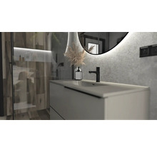 Moderne badkamer met wastafel, kraan, spiegel en decoratie