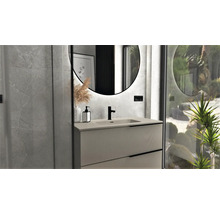 Badkamer met wastafelonderkast, ronde spiegels en decoratie