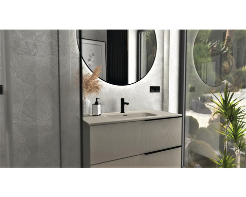 Badkamer met wastafelonderkast, ronde spiegels en decoratie