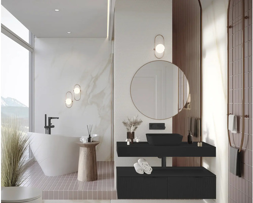 Moderne badkamer met vrijstaand bad, wastafel en spiegel