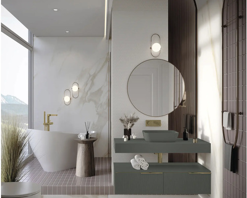 Moderne badkamer met ligbad, wastafel, spiegel en verlichting