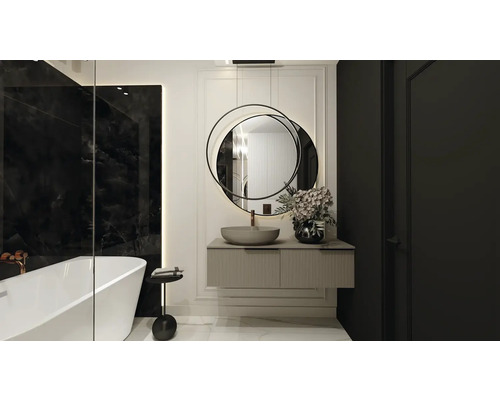 Moderne badkamer met vrijstaand bad, wastafel en spiegel