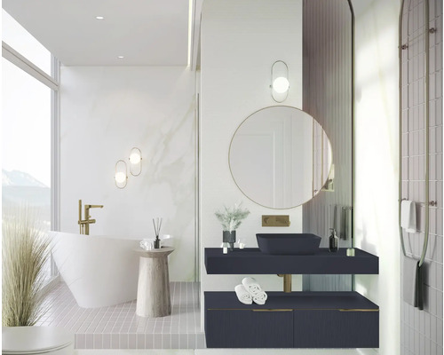 Lichte badkamer met bad, wastafel met spiegel en handdoekrek