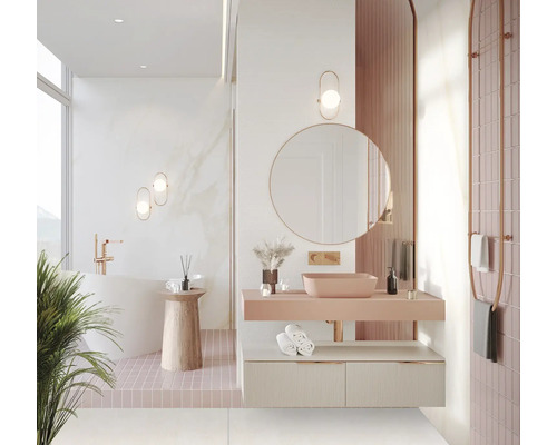 Moderne badkamer met wastafel, spiegel, handdoeken en accessoires voor een stijlvolle ambiance