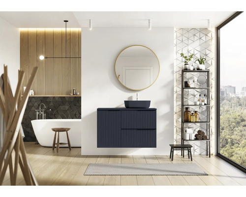 Moderne badkamer met wastafel, spiegel, rek en bad