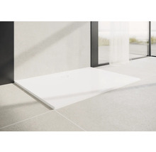 Vierkante douchebak van mineraal gegoten steen in een moderne badkamer.