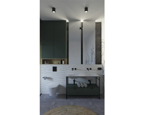 Lichte badkamer met wastafel, spiegel, toilet en badkamermeubels voor een georganiseerde ruimte.