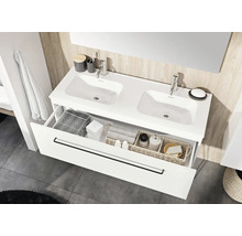 Badkamer met dubbele wastafel, kranen en open lade-element voor het opbergen van badkamerbenodigdheden.