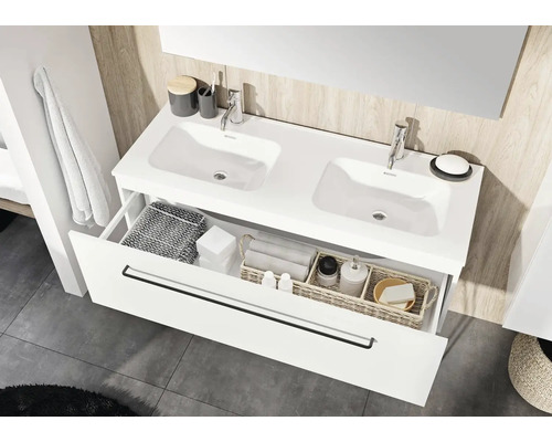 Badkamer met dubbele wastafel, kranen en open lade-element voor het opbergen van badkamerbenodigdheden.