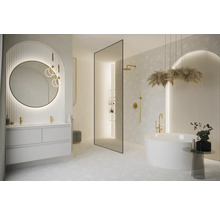 Lichte badkamer met ligbad, wastafel en spiegel met verlichting