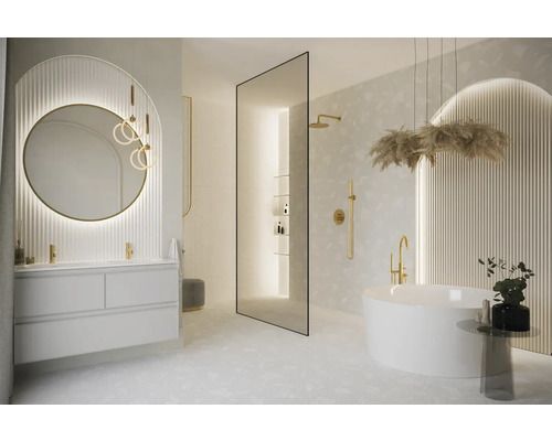 Lichte badkamer met ligbad, wastafel en spiegel met verlichting