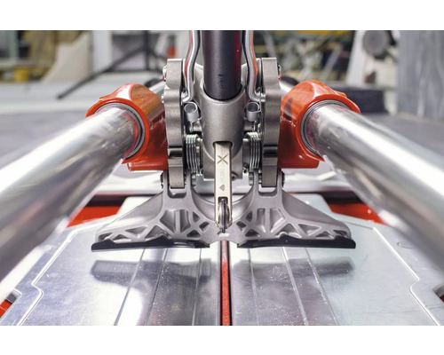 Detailopname tegelsnijder met snijwiel