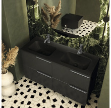 Badkameroverzicht met dubbele wastafelonderkast, twee wastafels en kranen