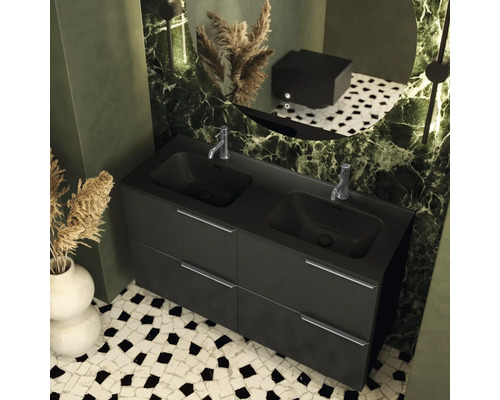 Badkameroverzicht met dubbele wastafelonderkast, twee wastafels en kranen