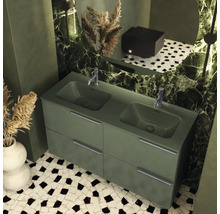 Badkamer met dubbele wastafel, kranen, spiegel en mozaïektegels