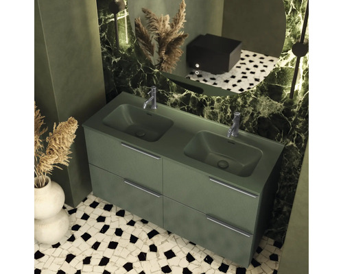 Badkamer met dubbele wastafel, kranen, spiegel en mozaïektegels