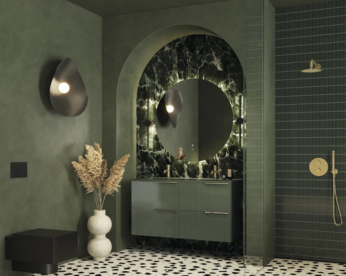 Moderne badkamer met wastafel, spiegel, douche en decoratieve elementen.