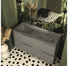 Moderne badkamer met dubbele wastafel en mozaïek tegels