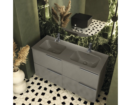 Moderne badkamer met dubbele wastafel en mozaïek tegels