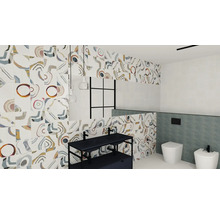 Badkamer met wastafel, toilet, bidet en betegelde muren met patroon