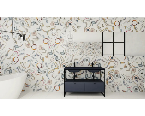 Badkamer met bad, wastafel en tegels met abstract patroon