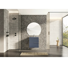 Moderne badkamer met douche, wastafel, spiegel en raam voor een heldere sfeer.