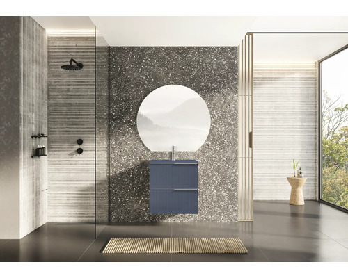 Moderne badkamer met douche, wastafel, spiegel en raam voor een heldere sfeer.