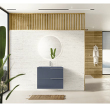 Moderne badkamer met wastafelonderkast, ronde spiegel en houten elementen