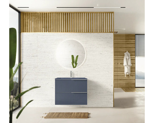 Moderne badkamer met wastafelonderkast, ronde spiegel en houten elementen