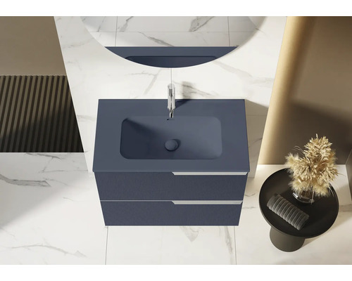 Moderne badkamer met wastafelonderkast, wastafel en spiegel