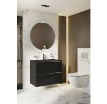 Badkamer met zwarte wastafelonderkast, ronde spiegel en wandhangend toilet.