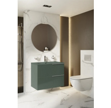 Moderne badkamer met wastafelonderkast, ronde spiegel en hangend toilet voor een stijlvolle sfeer.