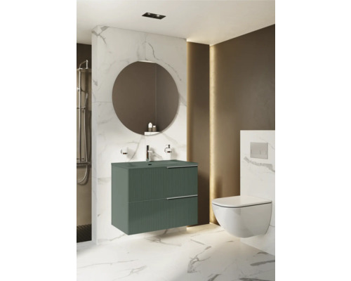 Moderne badkamer met wastafelonderkast, ronde spiegel en hangend toilet voor een stijlvolle sfeer.