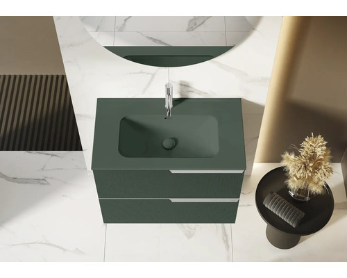 Badkamer met wastafelonderkast, wastafel en spiegel