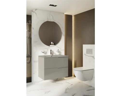 Moderne badkamer met wastafelonderkast, ronde spiegel en wandcloset.