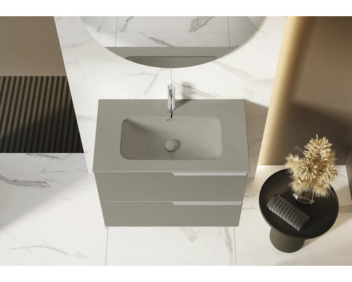 Wastafelmeubel met twee laden en opzetwastafel in de badkamer