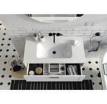 Badkamer wastafel met open lade-element, aangevuld met accessoires voor een stijlvolle inrichting.