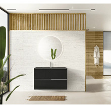 Moderne badkamer met wastafelonderkast, ronde spiegel en houten elementen.