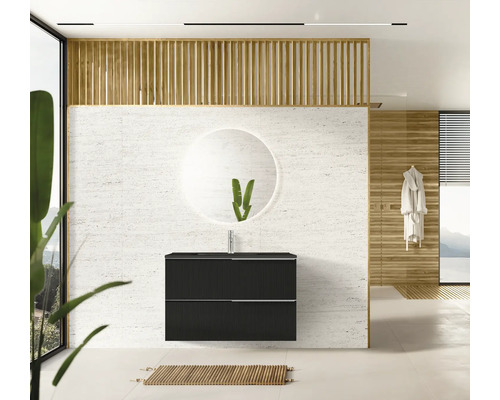 Moderne badkamer met wastafelonderkast, ronde spiegel en houten elementen.