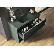 Badkamer met wastafelonderkast, open lade en wastafel