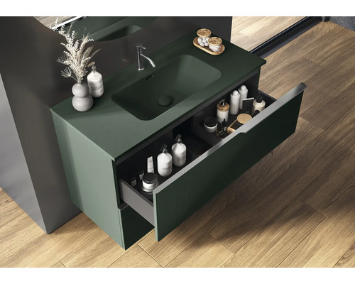 Badkamer met wastafelonderkast, open lade en wastafel