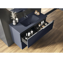 Badkamer met wastafelonderkast, wastafel en open lade