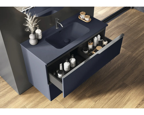 Badkamer met wastafelonderkast, wastafel en open lade