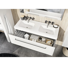 Badkamer met dubbele wastafel, lade en opbergruimte voor badkamerartikelen.