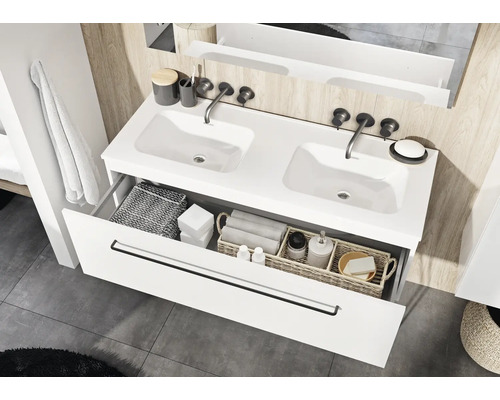 Badkamer met dubbele wastafel, lade en opbergruimte voor badkamerartikelen.