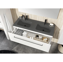 Badkamer met wastafelonderkast, dubbele wastafel en open lade voor het opbergen van badkamerbenodigdheden.