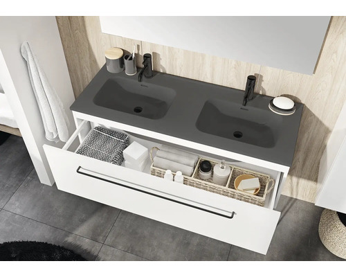 Badkamer met wastafelonderkast, dubbele wastafel en open lade voor het opbergen van badkamerbenodigdheden.