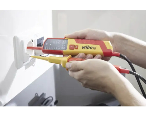 Elektricien test stopcontact met tweepolige spanningstester van Wiha