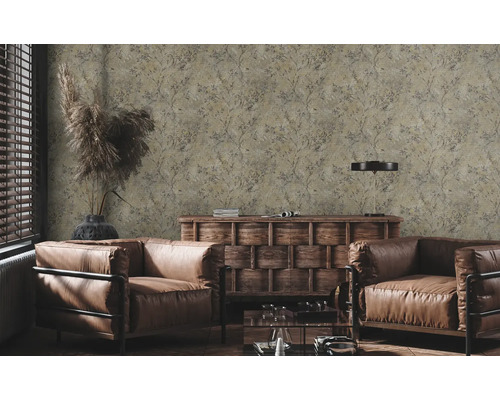 Woonkamer met bloemenbehang, lederen fauteuils en houten dressoir