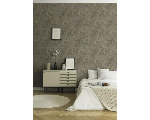 Slaapkamer met behang met motief, ladekast en bed